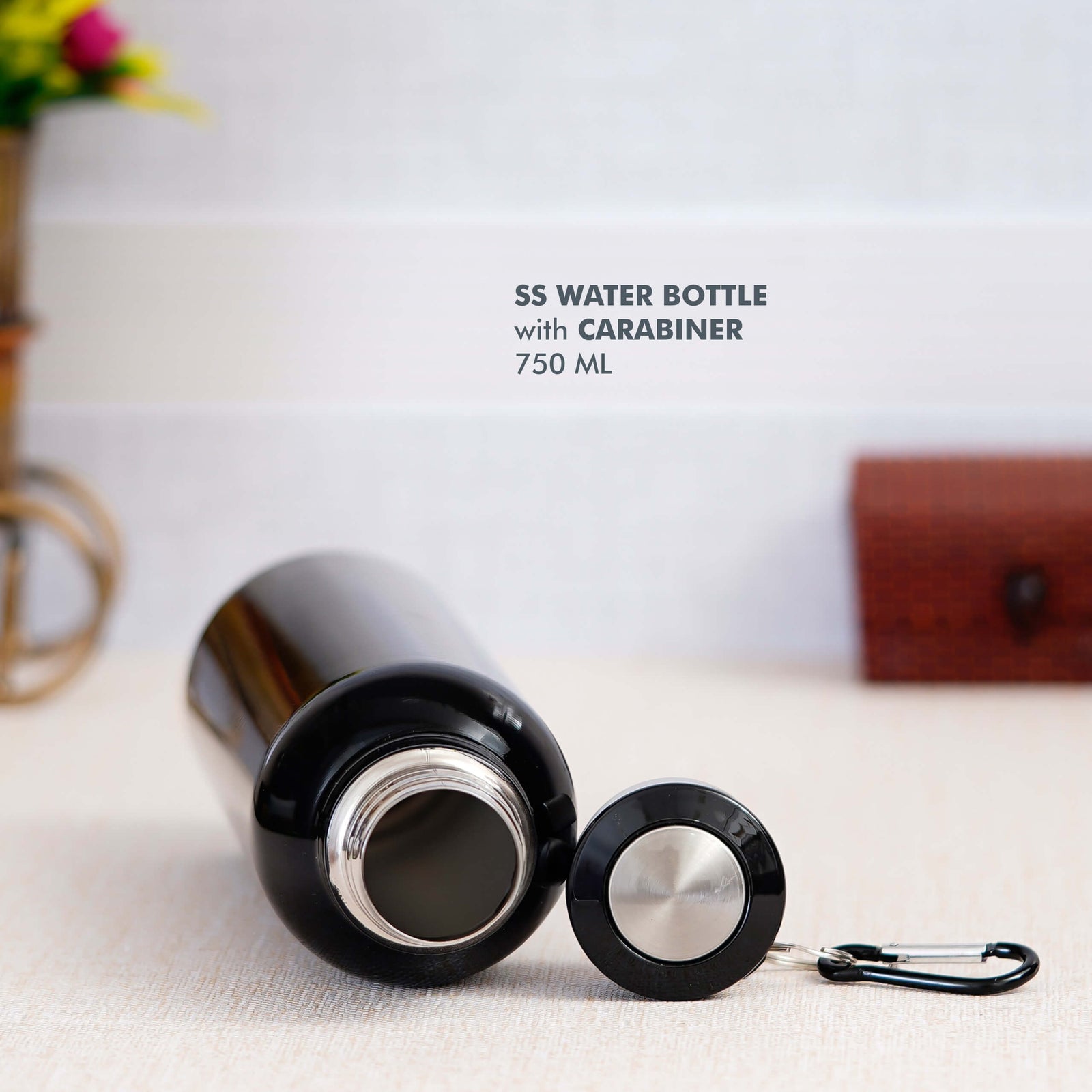 Customizable Black Stainless Steel Bottle with Carabiner - 750 ML - corporate gift by YuBingo